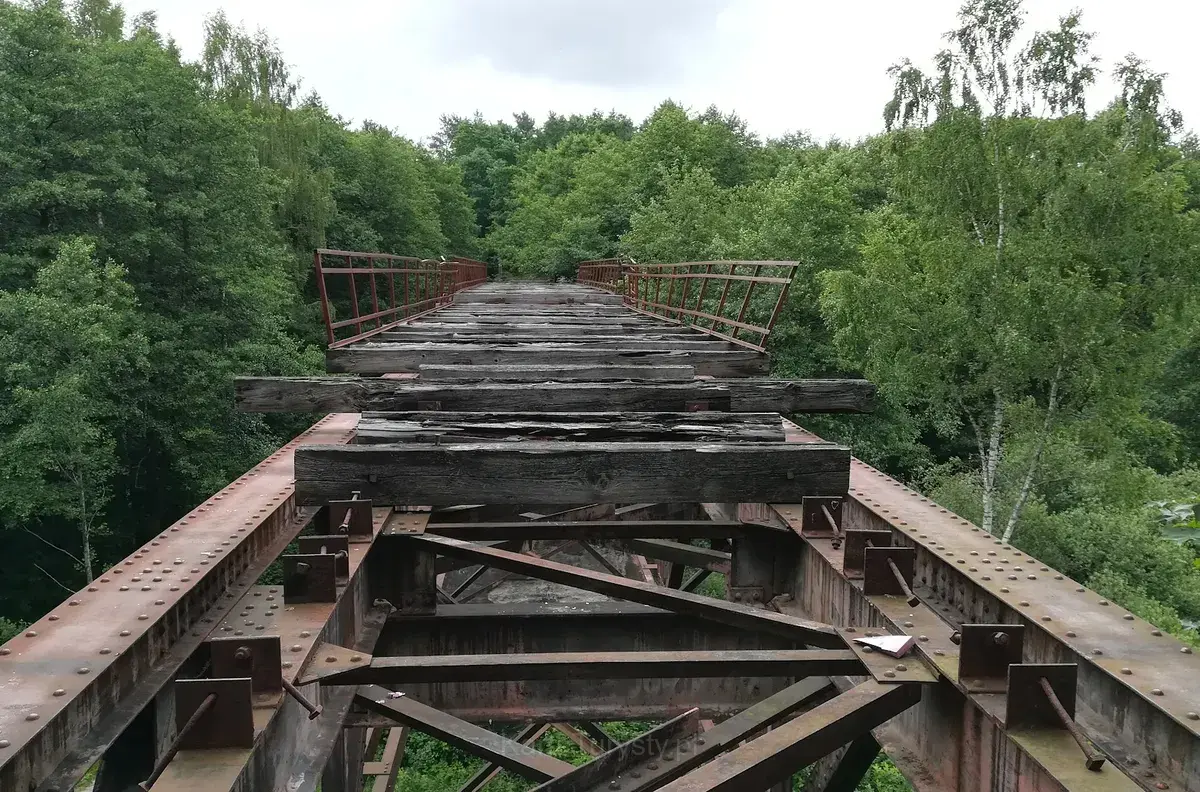 Czerwony Most nad rzeką Grabowa
