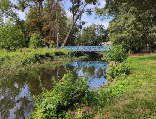 Kładka piesza nad rzeką Wierzycą.