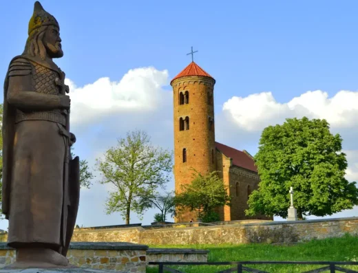 Kościół św. Mikołaja (Romański kościół z basztami obronnymi)