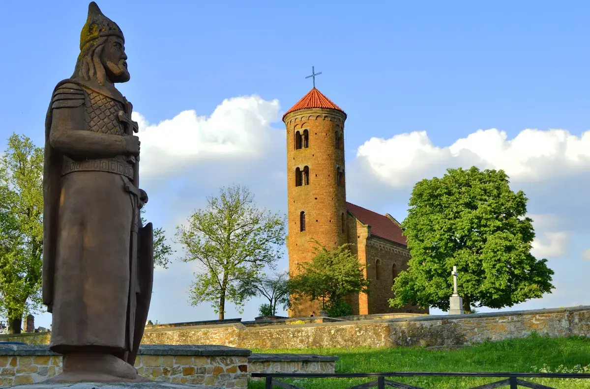 Kościół św. Mikołaja (Romański kościół z basztami obronnymi)