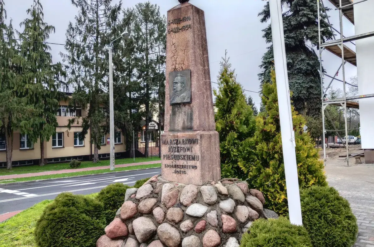 Pomnik (3)