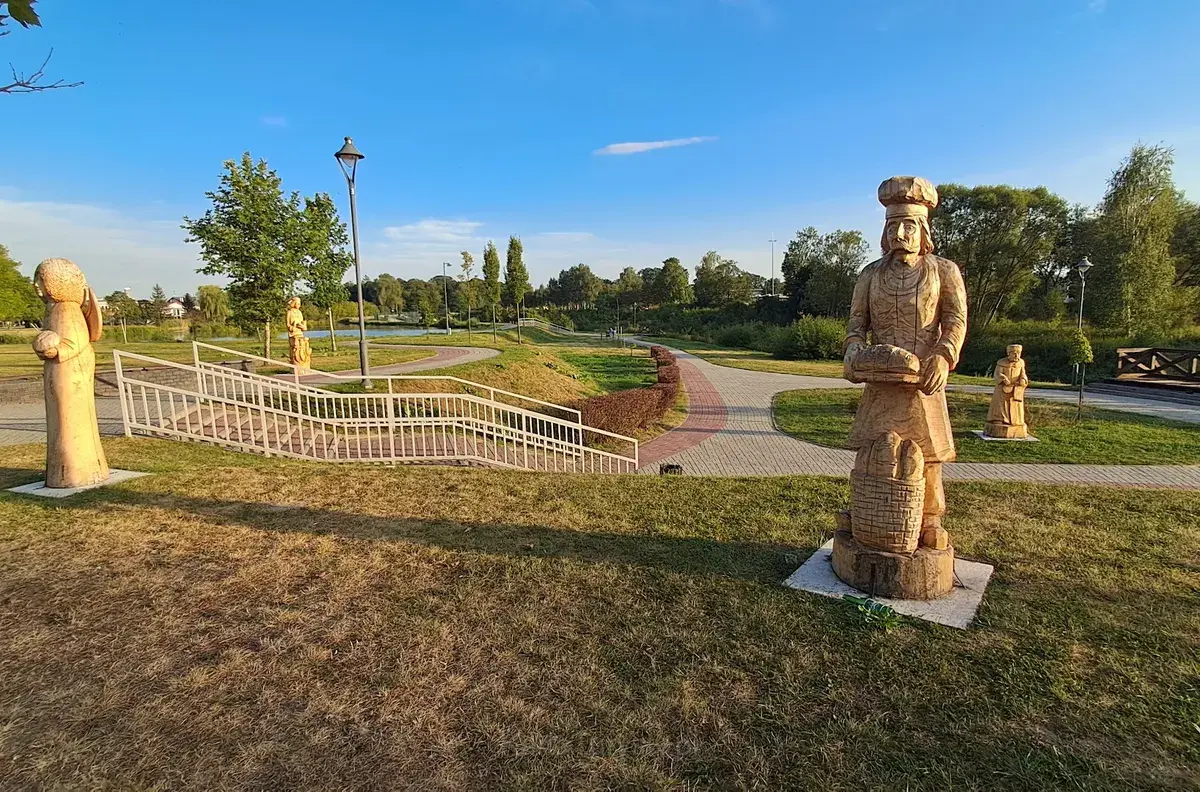 Rzeźby (Historia Staszowa wyrzeźbiona w drewnie)