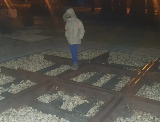 Skwerek z zabytkowymi torami kolejowymi