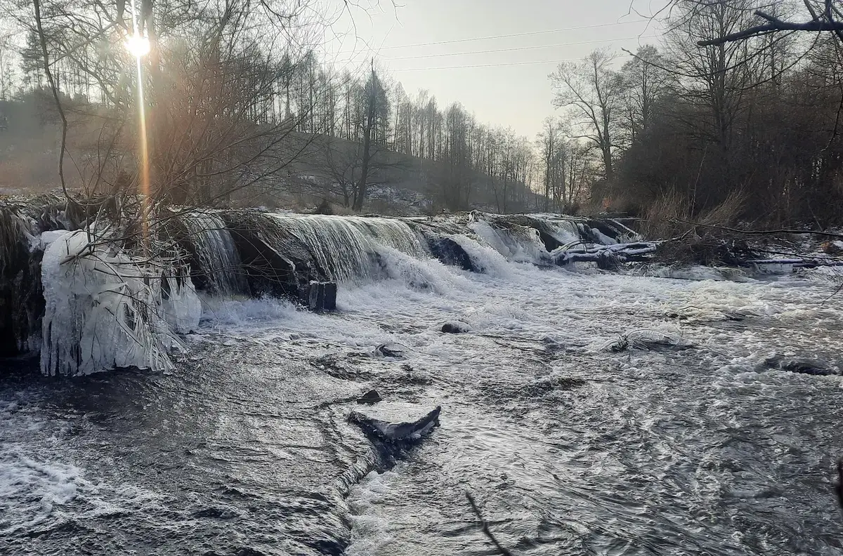 Zapora wodna (tama) na Czarnej Nidzie