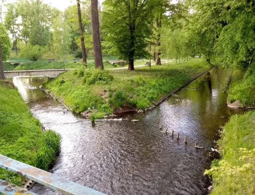 Most nad rzeką